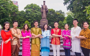 Hình ảnh đẹp 28 thanh niên xuất sắc Việt Nam mặc trang phục ASEAN