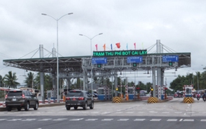 Xả trạm thu phí Cai Lậy vì hàng trăm tài xế mua vé bằng tiền lẻ