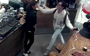 Khánh Casa tát nữ nhân viên bán hàng: Nghĩ từ một ... cái tát