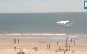 Đang chơi đùa trên bãi biển, bé gái 8 tuổi thiệt mạng vì máy bay bất ngờ hạ cánh