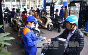 Từ 15 giờ chiều nay, giá xăng tăng 461 đồng/lít