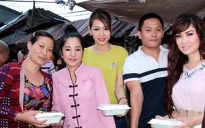 Nghệ sĩ hài Thuý Nga tất bật phát cơm, tặng gạo mùa Vu lan