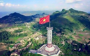 Hồn nước: Mẹ vẫn nhai trầu bên bậc cửa/ Cho đất đai thức dậy đón bình minh