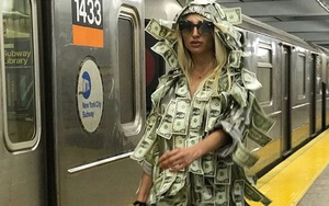 Người mẫu Playboy gây choáng khi diện váy đô - la, catwalk trên sân ga