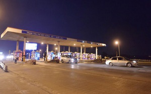 Tài xế tiếp tục dùng tiền lẻ mua vé tại Trạm thu phí Quốc lộ 5