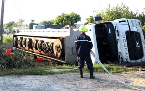 Huế: Lật xe chở 46.000 lít hóa chất tẩy trắng giấy