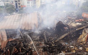 Hà Nội: Cháy lớn thiêu rụi siêu thị Thành Đô