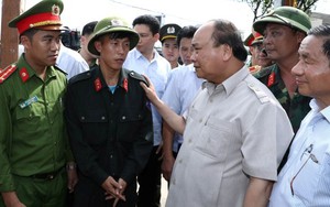 Thủ tướng Nguyễn Xuân Phúc thị sát, chỉ đạo khắc phục hậu quả bão số 10 tại Hà Tĩnh