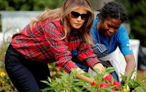 HÌNH ẢNH: Đệ nhất phu nhân Mỹ Melania Trump xắn tay làm vườn