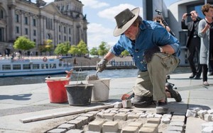 Mang đá hộc đặt ở 22 nước: Người đàn ông muốn mọi người 'vấp để tỉnh'