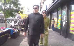 Dân Mỹ bất ngờ khi ông ‘Kim Jong-un’ thong thả tản bộ tại New York, thăm Tháp Trump