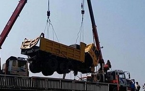 Va chạm, xe tải đâm đổ lan can cầu rơi xuống sông