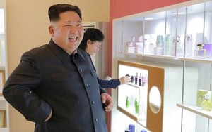 Vợ ông Kim Jong - un giản dị đi thăm nhà máy mỹ phẩm cùng chồng