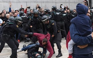 VIDEO: Cảnh hỗn loạn tại Catalonia khi cảnh sát đụng độ với người biểu tình