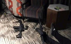 VIDEO mới tiết lộ về 'căn phòng chết chóc' đầy vũ khí của hung thủ xả súng Las Vegas