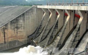 Thủy điện Hòa Bình mở một cửa xả đáy, các địa phương chủ động ứng phó