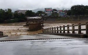 VIDEO: Hình ảnh kinh hoàng nước lũ quật sập cầu Ngòi Thia, 5 người bị lũ cuốn trôi