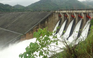 Hình ảnh cận cảnh Nhà máy Thủy điện Hòa Bình mở 8 cửa xả đáy