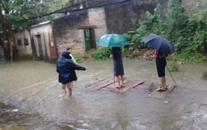 Bí thư và Phó chủ tịch phường ở Thanh Hóa thị sát lụt và chuyện cán bộ trong mưa lũ