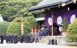 Thủ tướng Nhật Bản gửi đồ lễ tới đền Yasukuni bị coi là 'biểu tượng chủ nghĩa quân phiệt Nhật Bản'