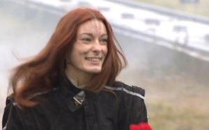 VIDEO: Cô gái gây sốc khi bình thản đi xuyên qua một vụ nổ lớn