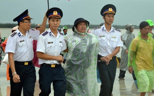 Quảng Nam: Đưa 33 ngư dân bị nạn và 2 ngư dân tử nạn về đất liền