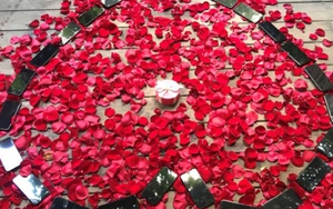 Choáng với màn cầu hôn bằng 25 chiếc iPhone X xếp hình trái tim