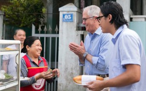 Thủ tướng Australia ăn bánh mỳ, chụp ảnh selfie với người dân trên phố Đà Nẵng