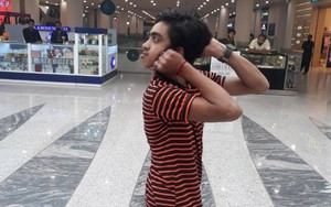 VIDEO: Sửng sốt cậu bé có thể vặn ngược đầu ra sau 180 độ như phim kinh dị