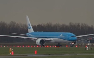 VIDEO: Máy bay chở khách cất cánh bị sét đánh giữa trời