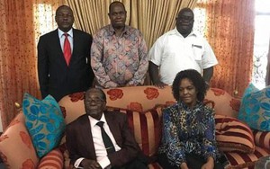 Vợ chồng cựu Tổng thống Zimbabwe lộ diện sau khi được miễn truy tố
