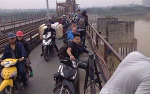 Đám đông tụ tập xem vớt bom và chuyện chứng nhân cầu Long Biên