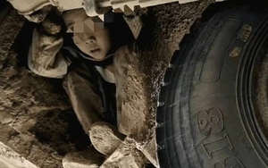 Hai cậu bé trốn dưới gầm xe buýt hơn 3 tiếng để đi thăm bố mẹ