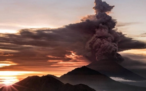 Video: Nín thở xem núi lửa Indonesia phun trào, nhả khói độc cao 4 km