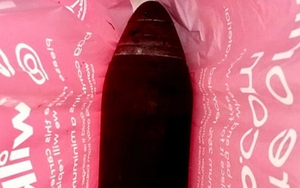 Người đàn ông dùng bom làm chặn cửa trong 40 năm