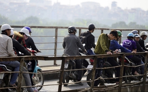 Hình ảnh người dân tụ tập xem trục vớt bom chân cầu Long Biên