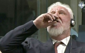 Phiên tòa Liên hợp quốc dừng giữa chừng do bị cáo uống thuốc độc