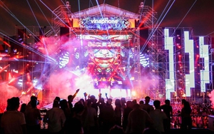 2 vạn khán giả bị Armin Van Buuren 'mê hoặc' trong đại tiệc hòa âm ánh sáng