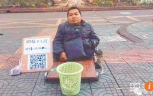 Ăn xin in sẵn mã QR, không có tiền mặt thì quẹt thẻ, quẹt điện thoại