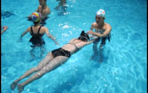 Dạy bạn gái học bơi