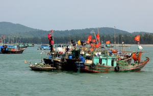 Cứu nạn 6 thủy thủ tàu cá bị chìm trên vùng biển Ninh Thuận ngay trước bão số 15