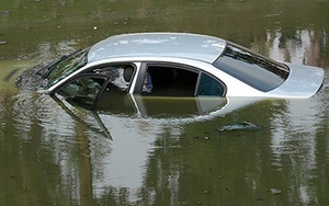 Ô tô lao xuống sông Hồng, hai bác sĩ bệnh viện tỉnh Yên Bái tử vong