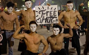 Ôm nhau cần gì phải... 6 múi