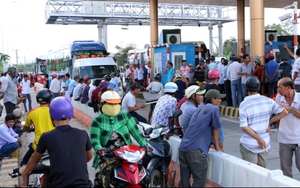 Tài xế phản đối, BOT Sóc Trăng kẹt xe, tê liệt 4 tiếng đồng hồ
