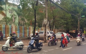 Phụ huynh cần theo dõi tin dự báo thời tiết để biết lịch nghỉ học cho con