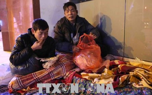 Người vô gia cư tại Hà Nội chống chọi với cái rét thấu da
