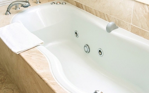 Thai phụ sắp sinh chết nghi do để điện thoại đang sạc gần bồn tắm