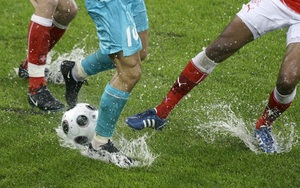 Phụ nữ Hồi giáo bị cấm... nhìn đùi của cầu thủ bóng đá