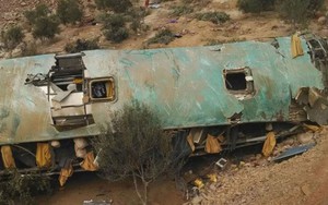 Xe buýt rơi từ độ cao 80m làm ít nhất 20 người thiệt mạng