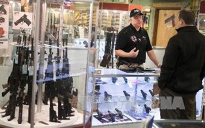 Tổng thống Trump tuyên bố sẽ không cấp phép sở hữu súng đạn cho người dưới 21 tuổi